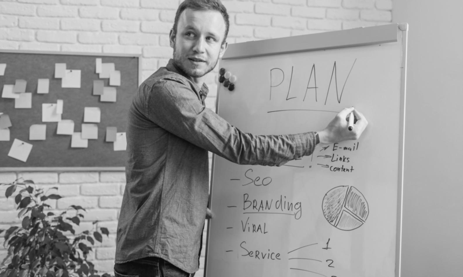 Teilnehmer analysieren Finanzdaten während einer Lerneinheit